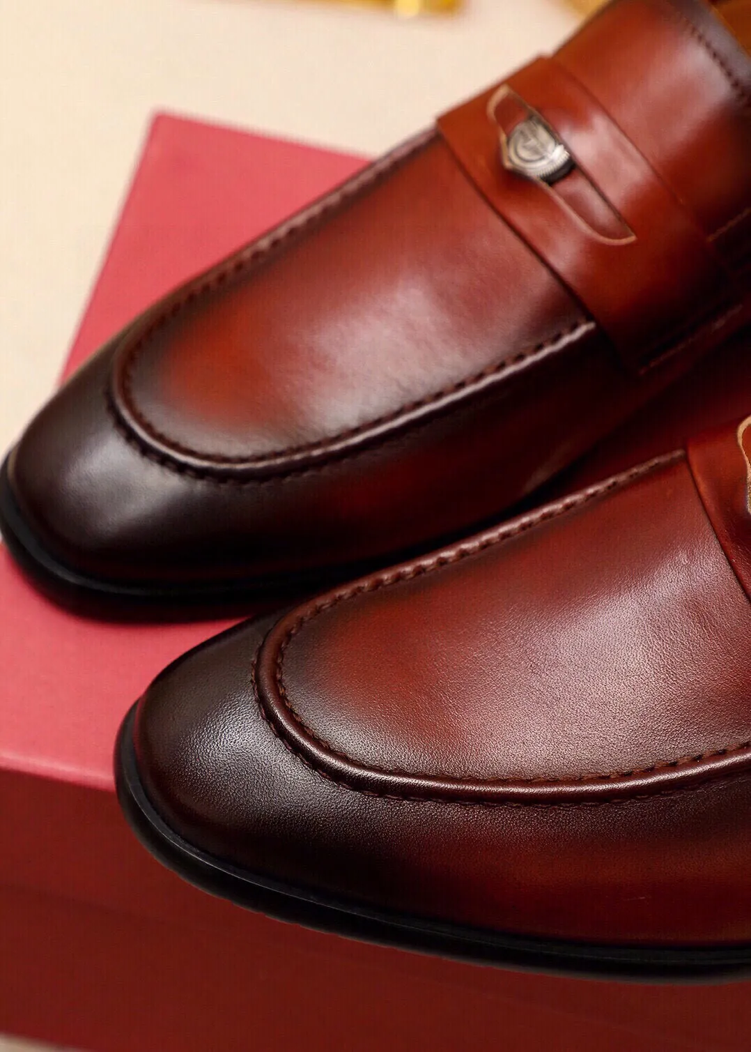 Men's shoes 💰520 💐 Product trademark: Ferragamo "Ferragamo" casual leather shoes Regular size: 38-44 (45🉑️customized) Product materials: Selected imported first-layer calfskin upper + original hardware buckle, imported water-dyed cowhide leather lining. Strong three-dimensional visual effect, combined outsole Color: 2⃣️colors available